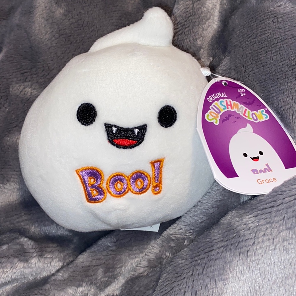 Grace (The Boo! Ghost) 4” Halloween Squishmallow.